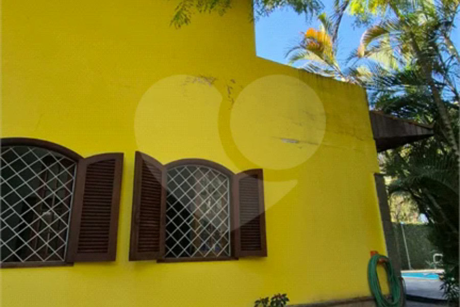 Casa com Piscina, Sauna e Edícula em Rua Arborizada no Tremembé