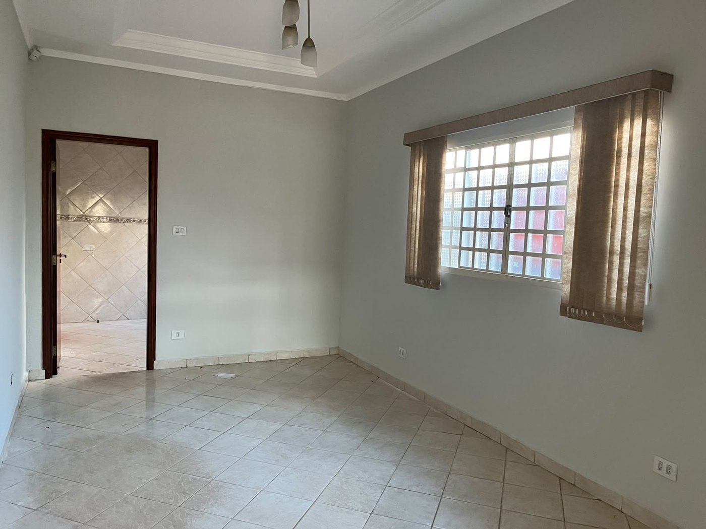 Casa para alugar com 4 quartos, sendo 2 suítes, no Centro, Três Lagoas, MS