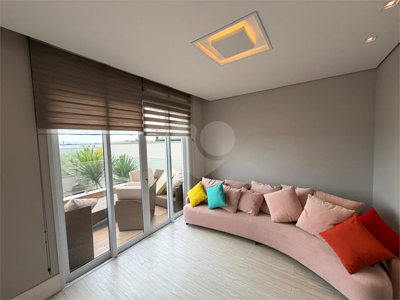Casa de alto padrão em condomínio exclusivo com 4 suítes