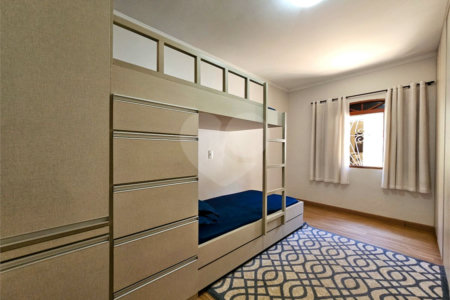 Casa térrea em Atibaia com 3 dormitórios (2 suítes), piscina, espaço gourmet, condomínio fechado