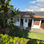 Casa com Piscina, Sauna e Edícula em Rua Arborizada no Tremembé
