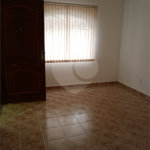Casa térrea com 3 dormitórios.