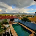 Casa à venda em Atibaia com 5 dormitórios (1 suíte), piscina e área gourmet, 2 vagas garagem, avalia permuta e financiamento