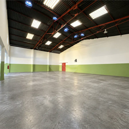 Galpão comercial/industrial com 627 m² no Bairro Planalto, em São Bernardo do Campo, próximo à Via Anchieta, com piso fabril, escritórios e mezanino.
