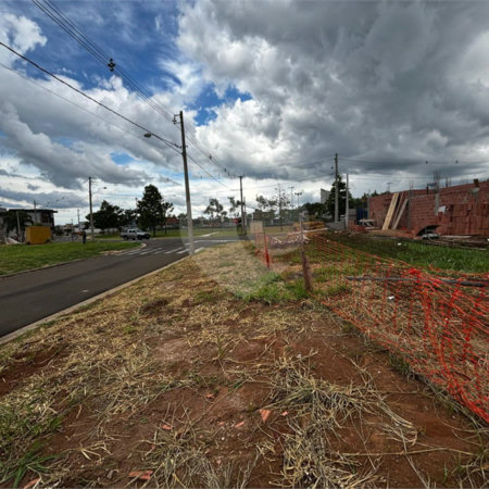 LOTE DE ESQUINA NO CONDOMINIO RESIDENCIAL DAMHA IV