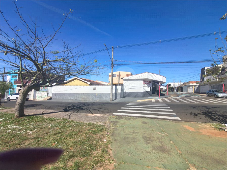 Linda Casa com Comercio ao lado independente.