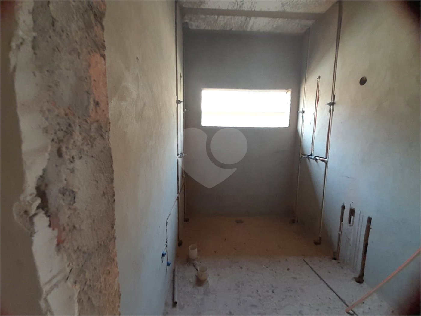 Casa em Construção com Área Gourmet e Piscina no Condomínio Damha II