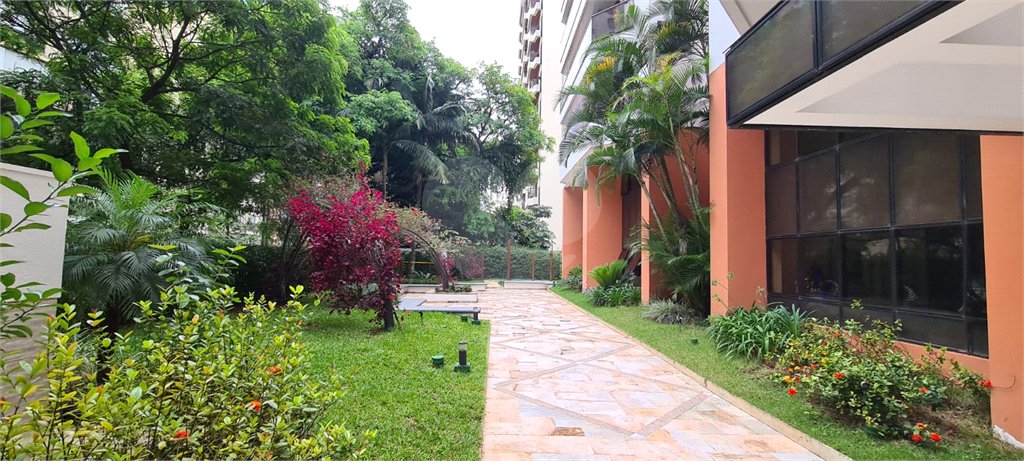 Apartamento para venda e locação de 130m² no Jardim Paulista com 2 suítes e 2 vagas.