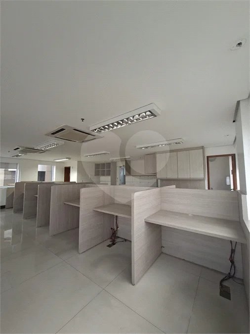 SALA COMERCIAL DE 90 M² COM 12 BAIAS, SALA DE REUNIÃO, AR-CONDICIONADO CENTRAL E 2 VAGAS!