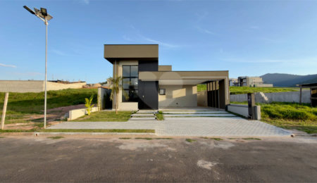 Casa à venda com 3 suítes no condomínio Residencial Portal Lamis, Bom Jesus dos Perdões - SP