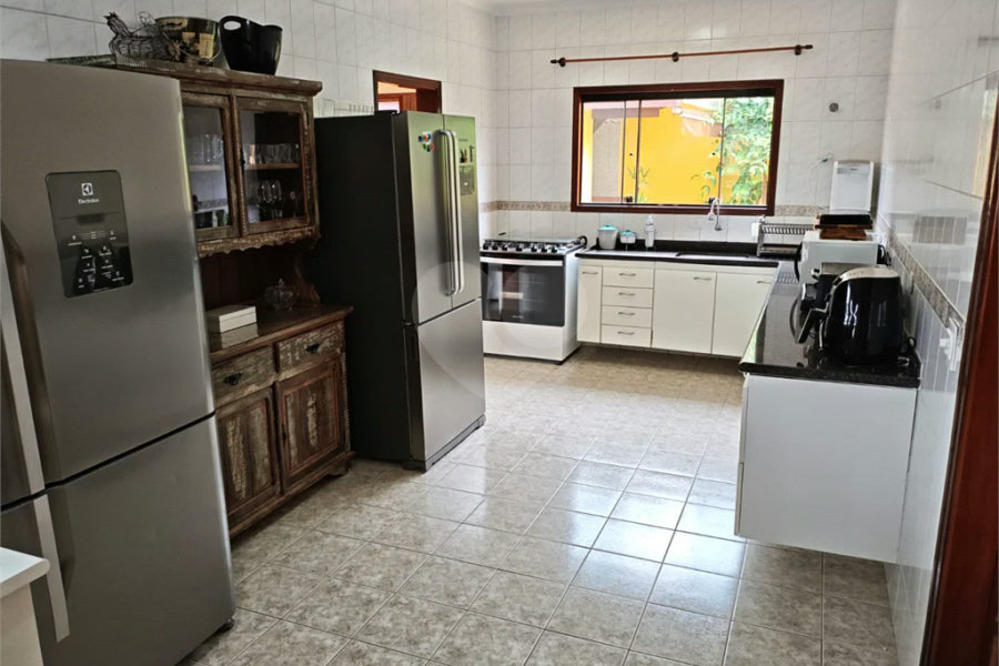 Casa à venda com 4 quartos, sendo 2 suítes,  em Country Residencial Felix, Bom Jesus dos Perdões, SP