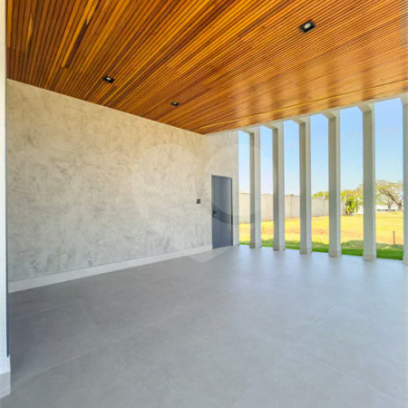 Indaiatuba - Condominio Villa Sapezal - 318 m² de Terreno - 230 m² de Área Construída - 3 suítes, sendo 1 Master com closet planejado - Sala de TV - Sala de estar integrada à Sala de jantar - Cozinha com móveis planejados - Despensa - Escritório planejado - Lavabo - Piscina com preparação para aquec