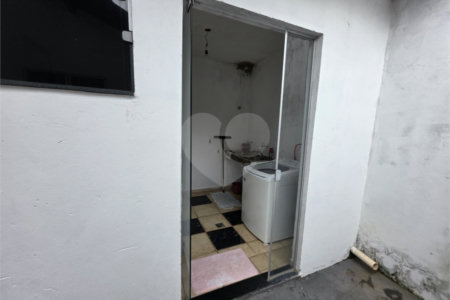 Casa térrea à venda no Douradinho com 2 quartos e edícula com mais dois quartos e 2 banheiros.