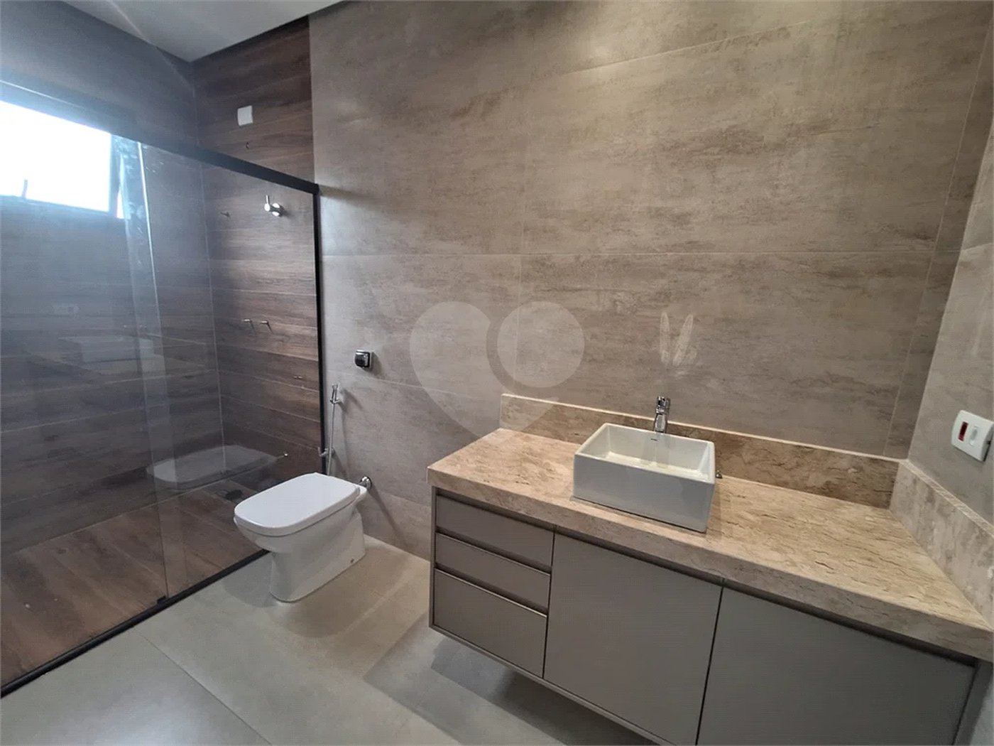 Casa NOVA com 03 suítes , piscina e condomínio com lazer completo!