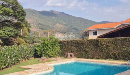 Casa à venda com 4 quartos, sendo 2 suítes,  em Vila Petrópolis, Atibaia, SP
