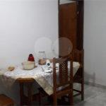 Casa térrea com 3 dormitórios, sendo 1 suíte.