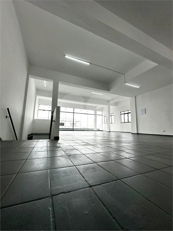 Galpão com 250m² , 4 vagas , para locação em Itaquera.