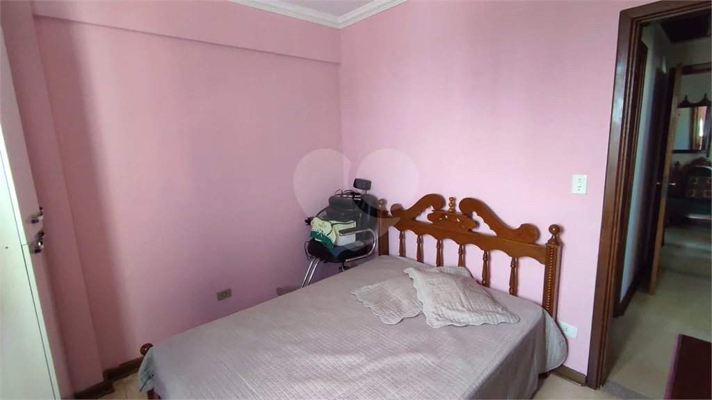 Vende-se apartamento de dois dormitórios no Edifício Marseille, no Centro de Piracicaba;