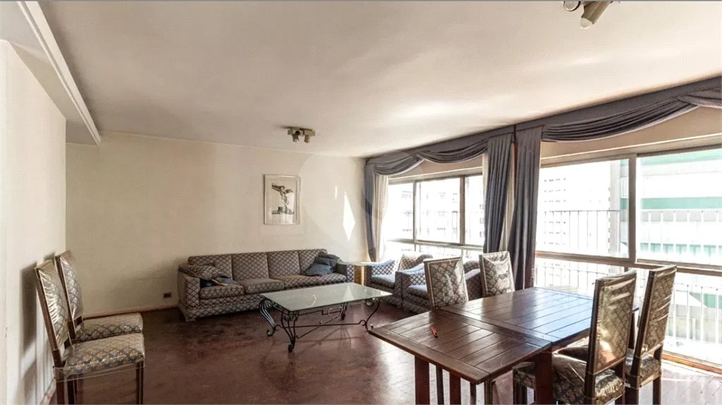 Este elegante apartamento em Higienópolis oferece 224m² de área muito bem distribuída, perfeito para quem valoriza conforto