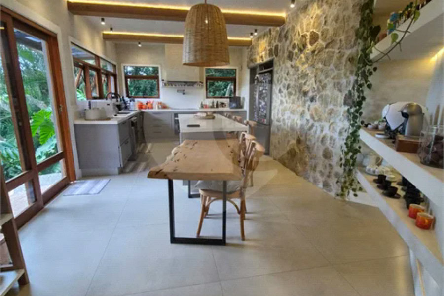 Casa em Condomínio de Alto Padrão no Suíça da Cantareira.