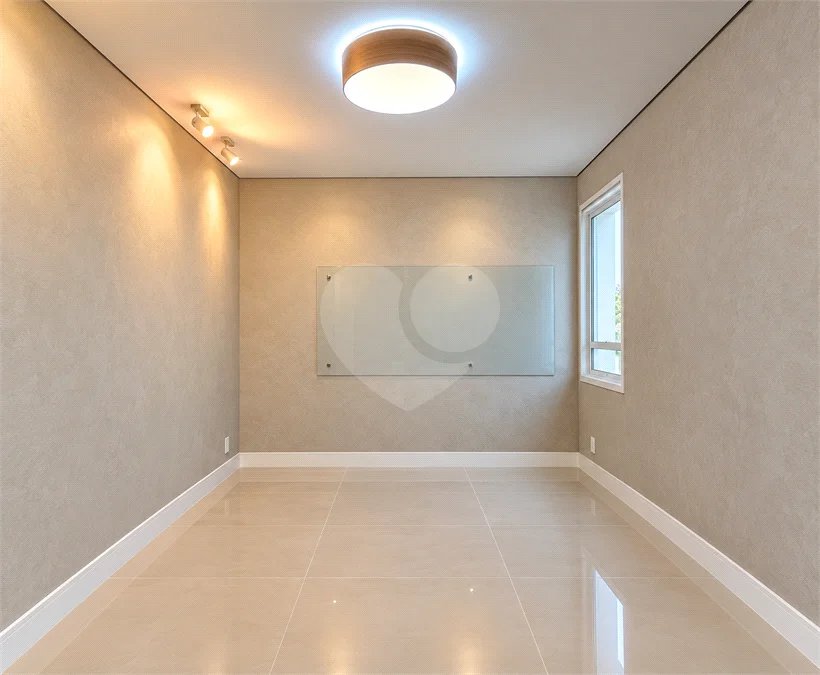 Sobrado geminado com 185 m², 3 suítes, closet, 4 vagas, área gourmet, sótão, energia solar, aquecimento de água e sistema completo de segurança.