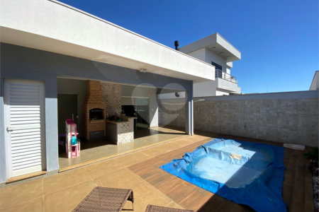 Casa térrea com piscina para venda no Condomínio Quebec.