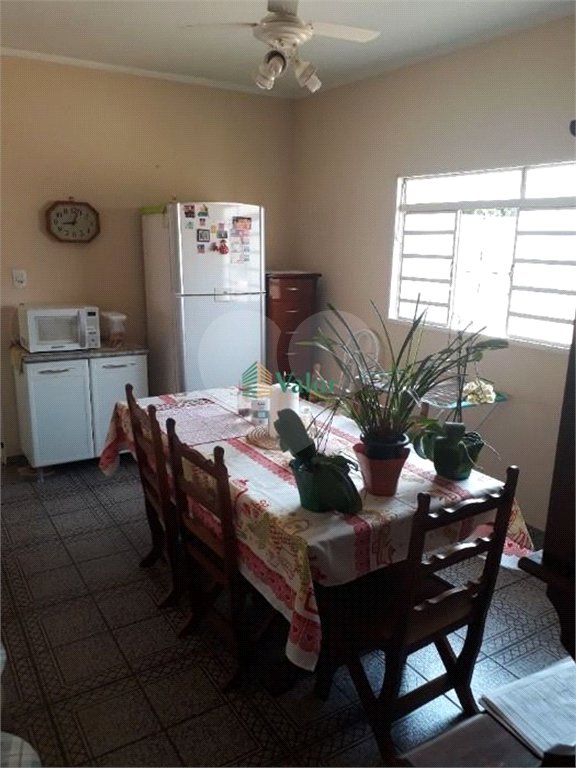 Ampla casa no condomÍnio Parque Fehr, contendo: