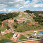 Terrenos a partir 300 metros em condomínio fechado e pronto para construir, aceita financiamento