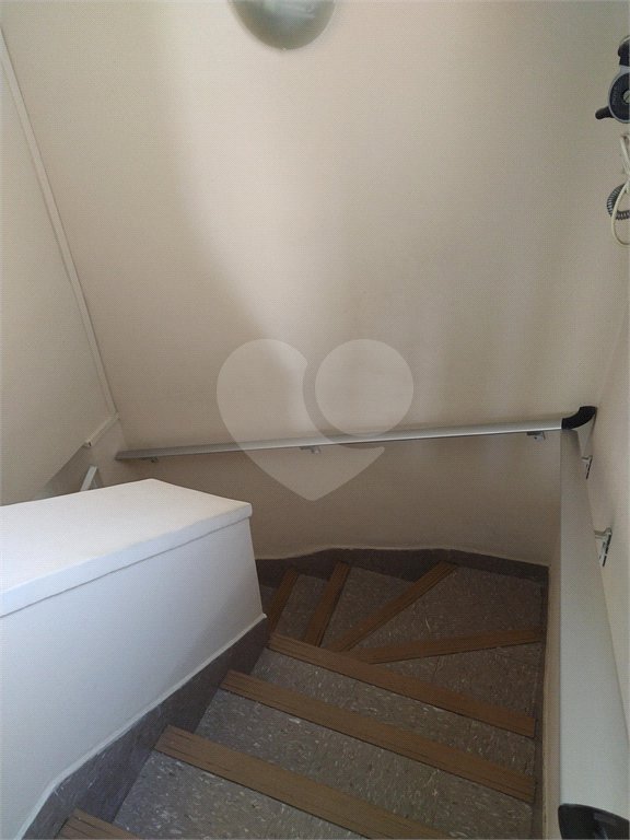 Apartamento duplex, espaçoso, ensolarado. Ideal para uma bela modernização.