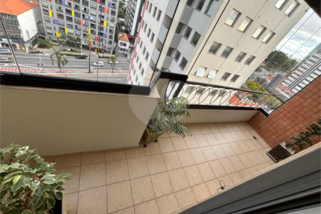 Apartamento de 107m2 no Planalto Paulista com 3 dorms, 1 suíte, 4 banheiros, 2 vagas. Estuda permuta.