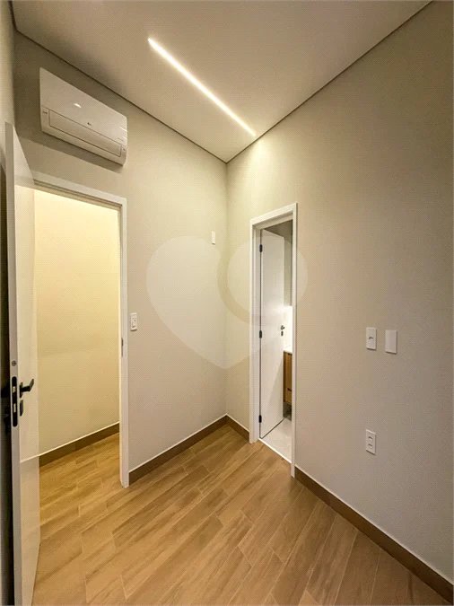 Indaiatuba - Condominio Sapezal - R$ 2.400.000,00 - Área Total 360,00 m² - Área Construída 213,32 m² - TÉRREA - 03 suítes sendo a master com closet; - Escritório; Lavabo; Cozinha com cooktop e planejados; Gourmet com churrasqueira; Ambientes preparados para ar condicionado; Piscina com cascata,