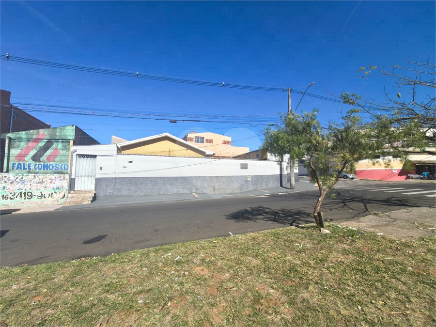 Linda Casa com Comercio ao lado independente.