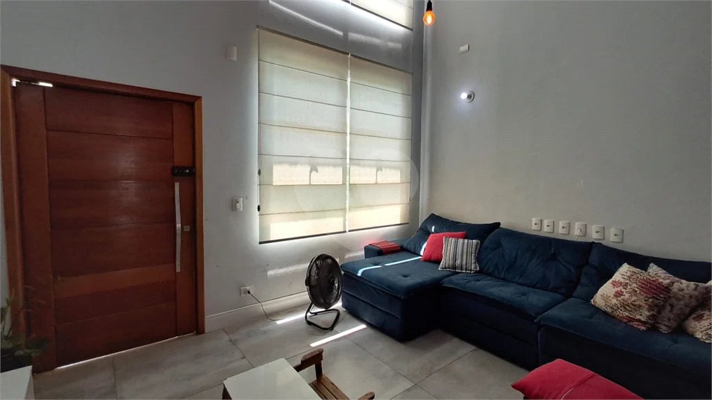 Casa à Venda no Golden Park – 4 Quartos, Churrasqueira e Piscina!
