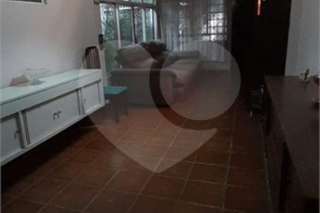 Casa Térrea Ampla com 4 Dormitórios, Suíte e Quintal à Apenas 15 Minutos do Estação Tatuapé.
