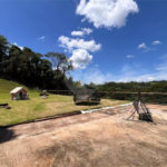 Chácara com excelente infraestrutura, contendo casa com 8 dormitórios, 900 m² de área construída, área total de 3000m², piscina adulto e infantil, churrasqueira, quadra gramada de futebol - Rio Acima - Atibaia/SP 900 m² Área construída 3.000 m² Área do terreno