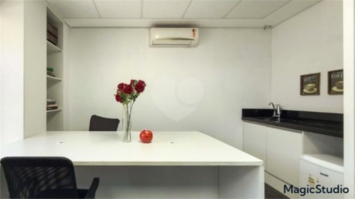 Sala comercial com 35m², 1 vaga, 1 banheiro, à venda na Barra Funda.