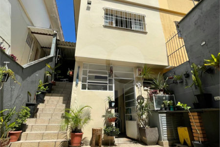 Sobrado de 120m² com 2 dormitórios, 2 vagas de garagem e próximo ao aeroporto.