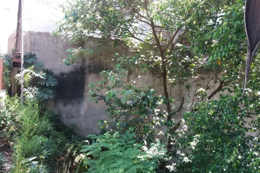 Casa térrea à venda em local tranquilo e arborizado