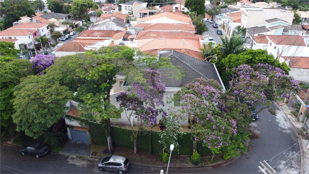 Lindo sobrado, possui 3 dormitórios, sendo 1 suíte master com sacada, banheira, e 4 vagas