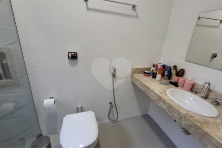 Casa Térrea de Alto Padrão à Venda – Próxima ao Shopping