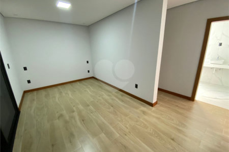 Casa à Venda no Condomínio Damha II