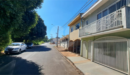 Sobrado à venda com 3 quartos, sendo 1 suíte,  em Jardim Medeiros, São Carlos, SP
