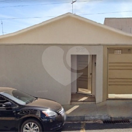 Casa térrea com 2 dormitórios, sendo 1 suíte.