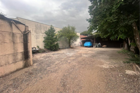 Terreno já cimentado a venda no Jockey Club