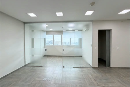 Sala para locação Domo Business 101 m - 2 vagas - Sala com divisórias, ar condicionado e banheiro.