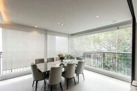 Apartamento de 306m² na melhor região de Moema, 3 suítes, 5 vagas, varanda gourmet, depósito, fora de rota