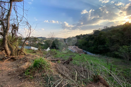 Terreno em Atibaia com 415 metros e pronto para construir no bairro Jardim Paulista, aceita financiamento
