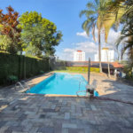 Casa com Piscina, Sauna e Edícula em Rua Arborizada no Tremembé