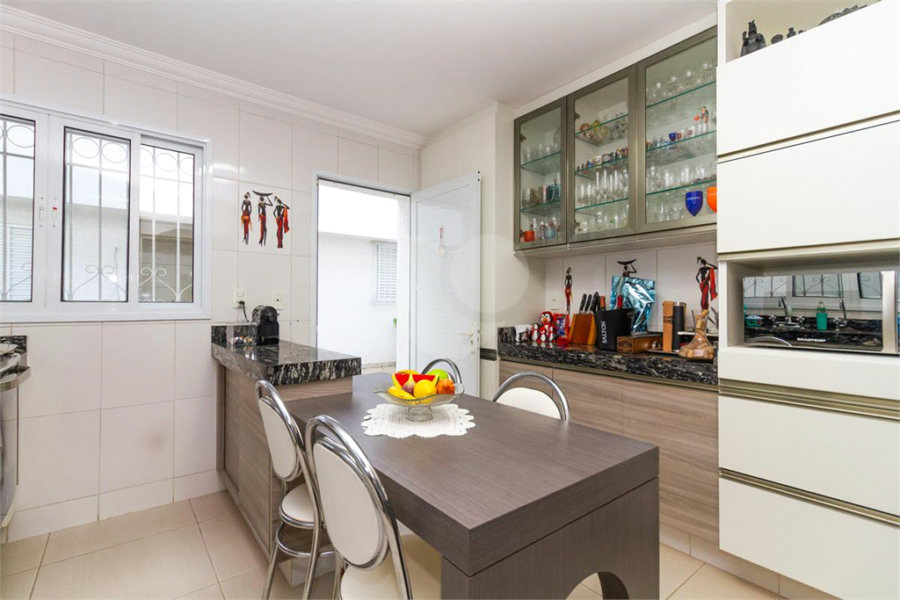 Casa Sobrado à venda com 342 m², 3 dormitórios, sendo 2 suítes, 4 vagas na Vila Mariana - São Paulo.