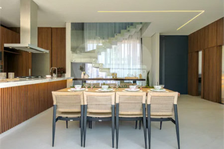 Indaiatuba - Condominio Villa Sapezal - 318 m² de Terreno - 230 m² de Área Construída - 3 suítes, sendo 1 Master com closet planejado - Sala de TV - Sala de estar integrada à Sala de jantar - Cozinha com móveis planejados - Despensa - Escritório planejado - Lavabo - Piscina com preparação para aquec